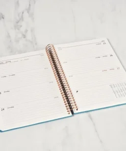 Kalender 2025 A5 vecka/uppslag blå