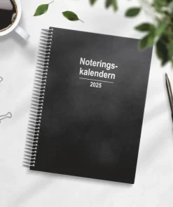 Kalender 2025 Noteringskalendern svart konstläder