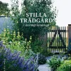 Stilla trädgård i stormigt landskap